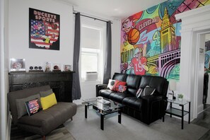 Älytelevisio, videopelejä, pöytäjalkapallopöytä, pöytätennispöytä