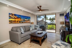 Condo Cao cấp | Khu phòng khách | Smart TV 80-inch có truyền hình kỹ thuật s  ố, Hulu, dịch vụ stream 