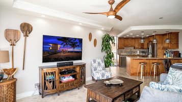 Condo de lujo | Área de sala de estar | Smart TV de 80 pulgadas con canales digitales y Hulu