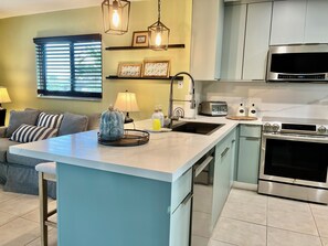 Fridge, microwave, oven, stovetop - 2bd-2ba-2ga, heated pool, golf-beach lovers, pet friendly sanctuary. (Rotonda West)
