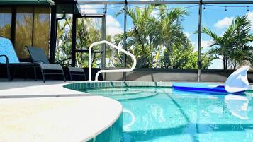 Utomhuspool och uppvÀrmd pool