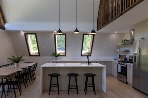 Fridge, microwave, oven, stovetop - Emberwood Lodge - Luxury Cabin, Kid Friendly (Catskill)