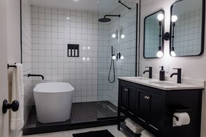 Bathtub, hair dryer, towels - Emberwood Lodge - Luxury Cabin, Kid Friendly (Catskill)