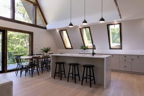 Dining - Emberwood Lodge - Luxury Cabin, Kid Friendly (Catskill)