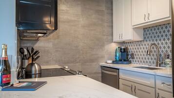 Kondo Mewah | Dapur pribadi | Lemari es besar, microwave, oven, dan kompor