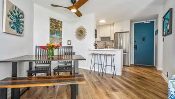 Kondo Mewah | Dapur pribadi | Lemari es besar, microwave, oven, dan kompor