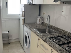 Kühlschrank, Mikrowelle, Wasserkocher mit Kaffee-/Teezubehör, Toaster
