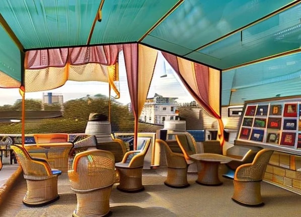 Un bar en la azotea con mobiliario de mimbre y vista a un edificio al fondo.
