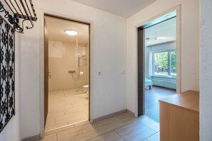 Douche, sèche-cheveux, serviettes fournies