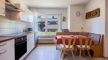 冷蔵庫、電子レンジ、オーブン、コンロ