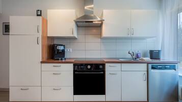 冷蔵庫、電子レンジ、オーブン、コンロ