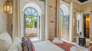 Basic Double or Twin Room | In-room safe, iron/ironing board, free WiFi, bed sheets