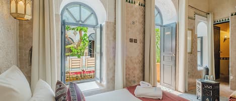 Basic Double or Twin Room | In-room safe, iron/ironing board, free WiFi, bed sheets