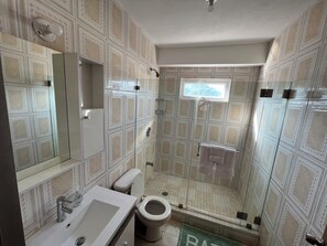 Regadera, toallas, papel de baño 
