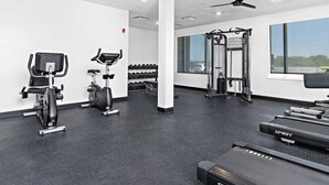 A gym with exercise equipment, a treadmill, and dumbbells. - Holiday Inn Express Kansas City North Parkville (Parkville)