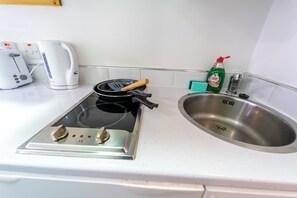 Een koelkast, een magnetron, een oven, een kookplaat