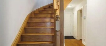 Spacious bed and bath near the lake