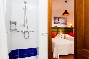 Een douche, een haardroger, handdoeken