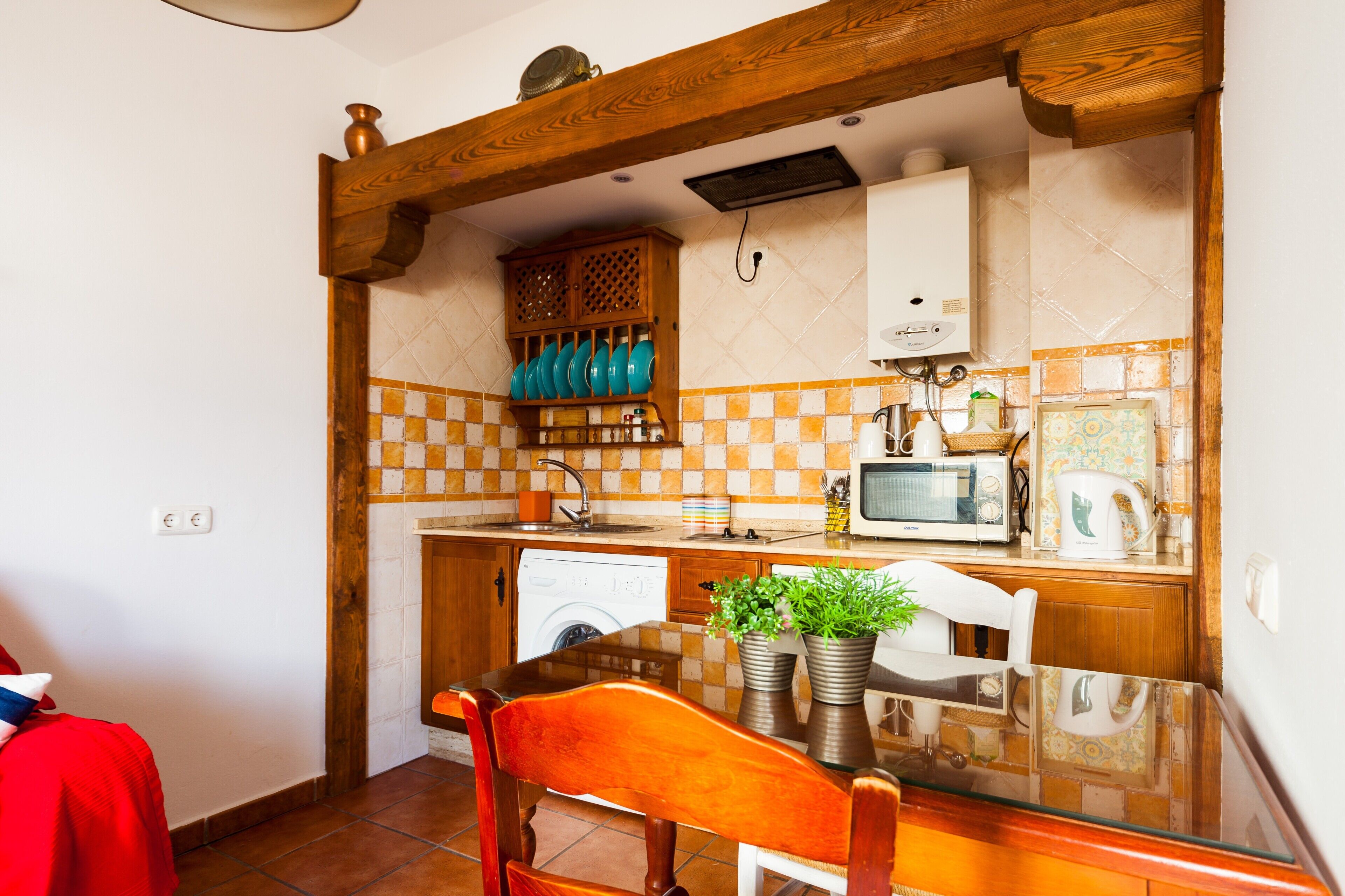 Frigorífico, microondas, placa de cocina y cafetera o tetera