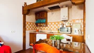 Frigorífico, microondas, placa de cocina y cafetera o tetera