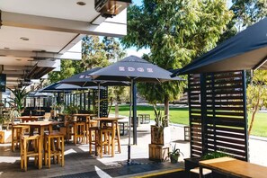 Outdoor dining - 🔆PINEPLACE🔆BFast,Wi-Fi,Walk2Pizza,Coffee,Liquor (Norlane)
