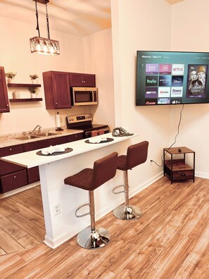 Interior - Near Downtown & Attractions, Airport, Spacious, The Green House Unit B (Louisville)