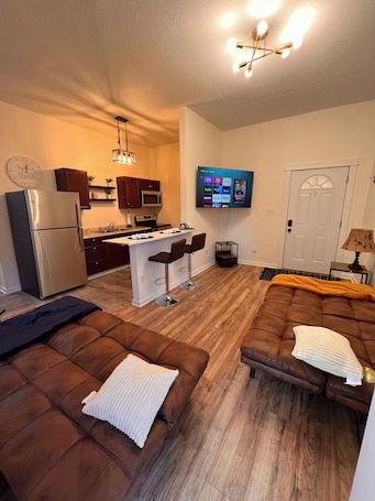 1 bedroom, desk, iron/ironing board, WiFi. Near Downtown & Attractions, Airport, Spacious, The Green House Unit B