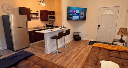 Near Downtown & Attractions, Airport, Spacious, The Green House Unit B