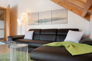 TV - Apartment 'Wohlfühlplatz' with Balcony and Wi-Fi (Ostrach)