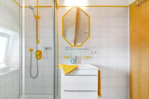 Shower, hair dryer, towels - Apartment 'Wohlfühlplatz' with Balcony and Wi-Fi (Ostrach)