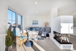 TV, fireplace - Holiday Home 'Ankerplatz' with Sea View, Sauna, and Gas Fireplace (Dranske)