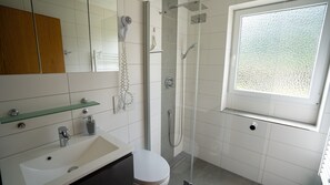 Douche, sèche-cheveux, serviettes fournies