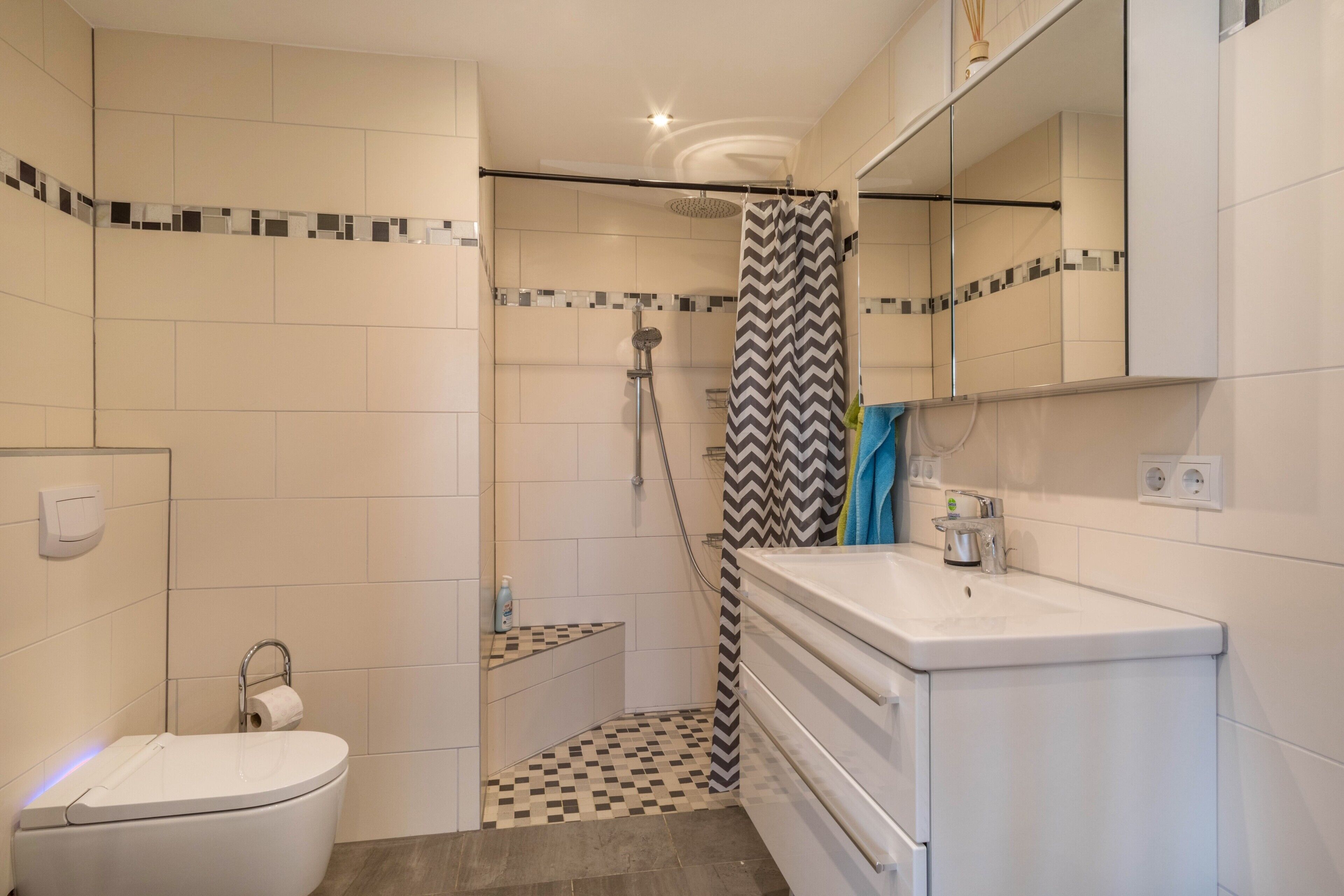 Douche, sèche-cheveux, serviettes fournies