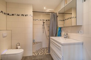 Dusche, Haartrockner, Handtücher