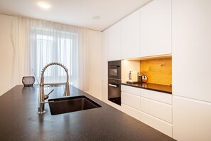 Frigorífico, horno, placa de cocina y lavavajillas