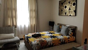 Deluxe Studio, 1 Queen Bed, Garden View, Garden Area | Free WiFi, individually decorated - 101 Newport Blvd (Pasay)