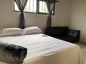 Ropa de cama hipoalergénica, muebles diferentes y wifi gratis 