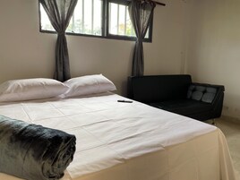 Ropa de cama hipoalergénica, muebles diferentes y wifi gratis 