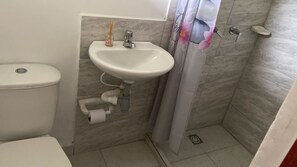Quarto casal conforto | Banheiro | Chuveiro, chuveiro com efeito de chuva, toalhas de banho, sabonete