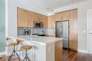 Fridge, microwave, oven, dishwasher - Splendid Sunnyvale 1BR w/ Movie Room & A/C, nr Shops, by Blueground (South Bay)