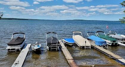 Remodeled cozy cottage & only a 5 minute walk to Hubbard Lake. Lots of parking!