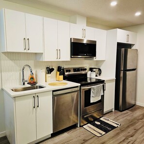 Frigorífico, microondas, horno y placa de cocina