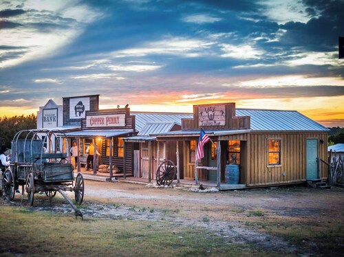 Secluded, family friendly, cabin located on 140 acre wildlife refuge.