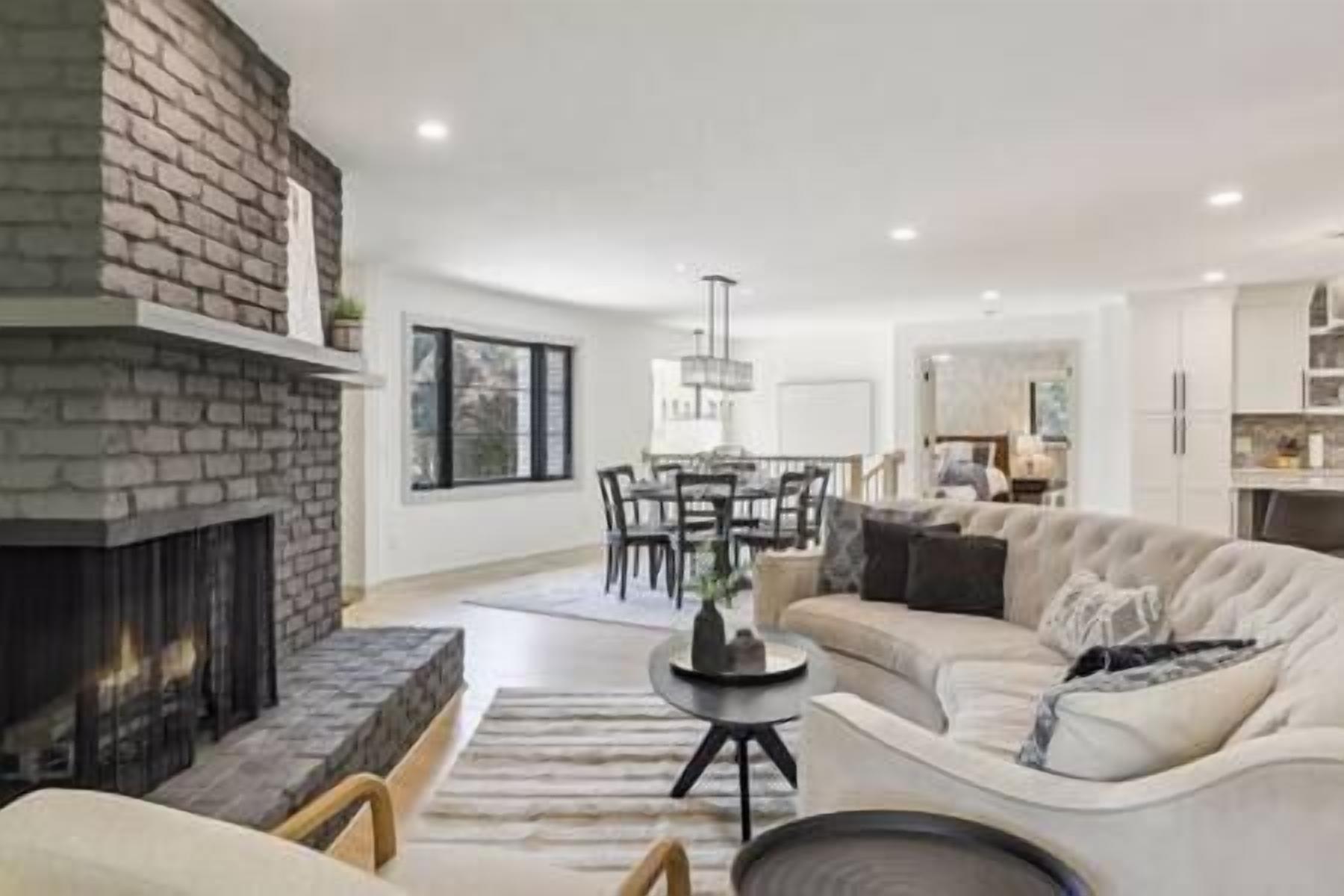 Luxury Hastings Home, Sleeps 18+ - Hastings, MN