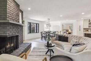 TV, fireplace, table tennis - Luxury Hastings Home, Sleeps 18+ (Hastings)