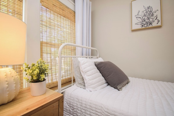 3 camere, una scrivania, ferro/asse da stiro, culla da viaggio