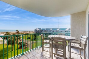 Outdoor dining - Family friendly condo in Fort Morgan with ocean views (Fort Morgan)