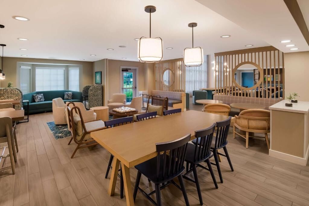 Your Home Away From Home! Close To Lawrence Heritage State Park! Outdoor Pool! - Lawrence, MA