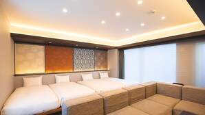 Une chambre d’hôtel moderne, dotée d’un grand lit, d’un canapé et d’un mur décoratif.