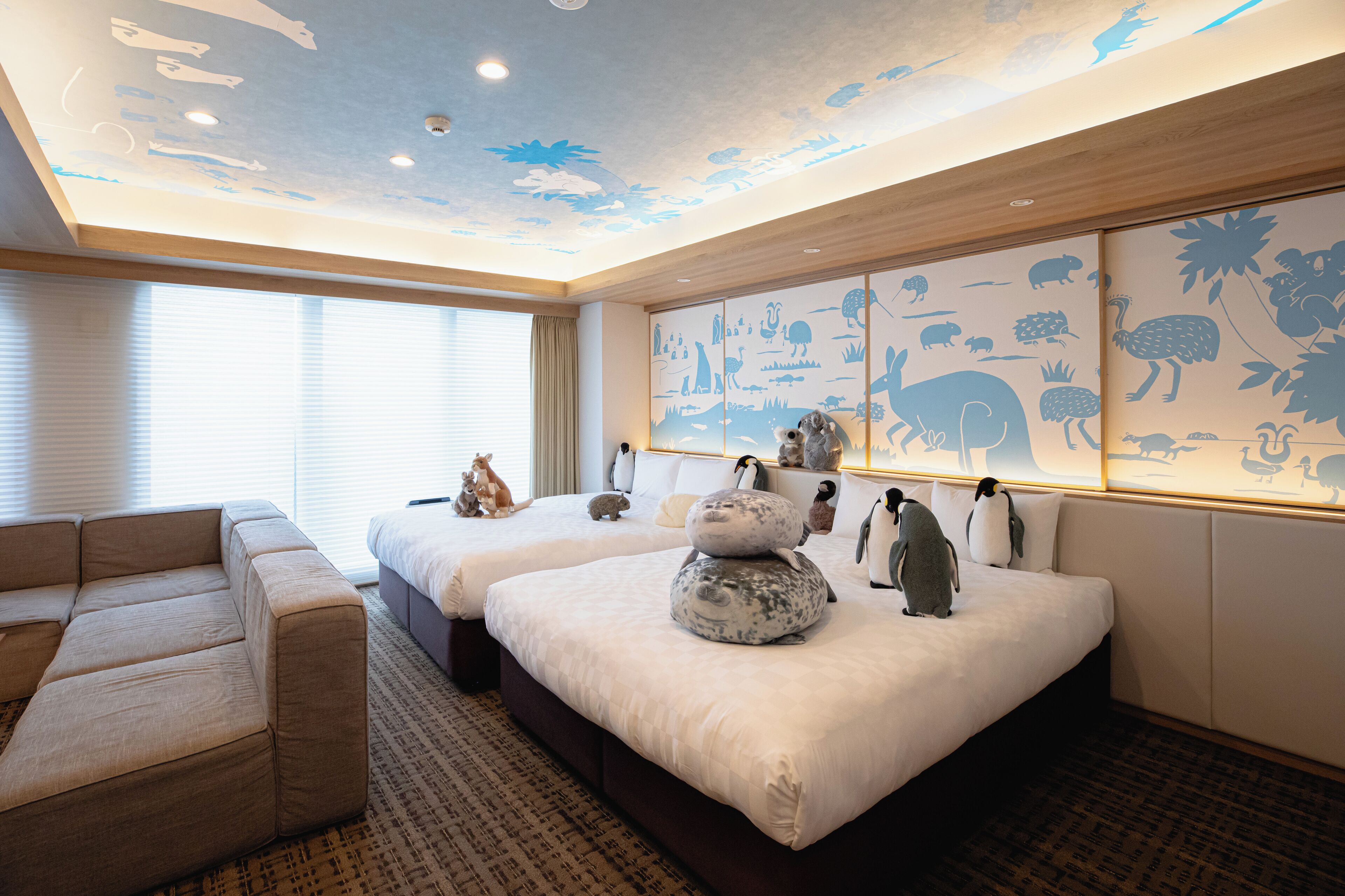 Dobbeltrom – design, 2 queensize-senger | Dundyner, safe på rommet, skrivebord og blendingsgardiner